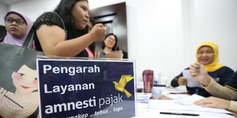 Sejumlah warga mengikuti program Amnesti Pajak di Kantor Pajak Kota Tangerang, Jumat (30/9/2016). Hari ini hari terakhir pelaporan pengampunan pajak tahap pertama, Program ini diadakan untuk meringankan pembayaran pajak. 