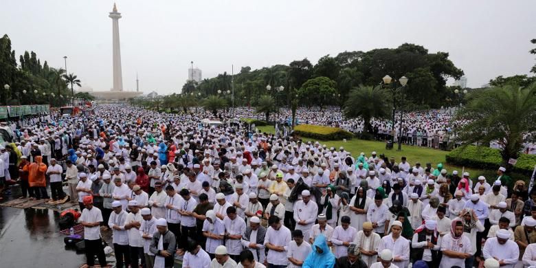 Elemen masyarakat dari berbagai kalangan saat melaksanakan shalat Jumat di kawasan silang Monas, Jakarta Pusat, Jumat (2/12/2016). Masyarakat menggelar doa bersama serta mendoakan kesatuan Indonesia dan massa juga mendesak pihak terkait agar segera menuntaskan kasus dugaan penistaan agama.