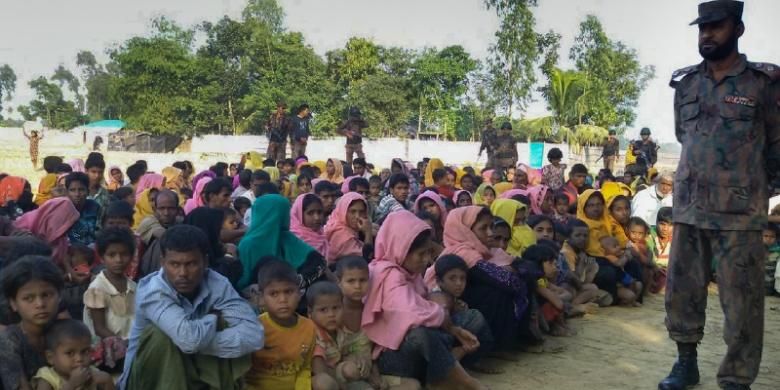 Ratusan pengungsi Rohingya yang melintasi batas ke Banglades untuk menghindari kekerasan sektarian diawasi ketat pasukan perbatasan Banglades.