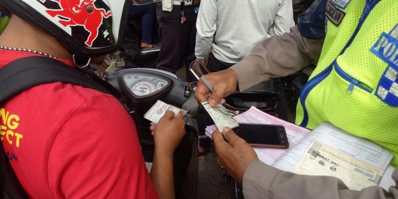 Polisi mulai berlakukan Tilang Online di Kampung Melayu, Selasa 3 Januari 2017.