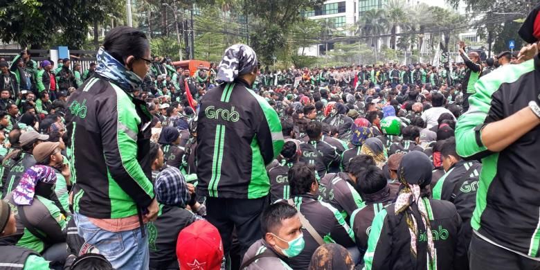 Massa driver GrabBike yang unjuk rasa di kantor Grab Indonesia di Jalan Denpasar, Kuningan, Jakarta Selatan dikawal ratusan aparat kepolisian. Kamis (5/1/2017)