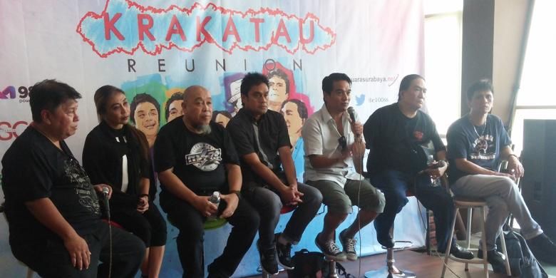 Grup band Krakatu Reunion saat jumpa pers di Surabaya, Kamis (5/1/2017)