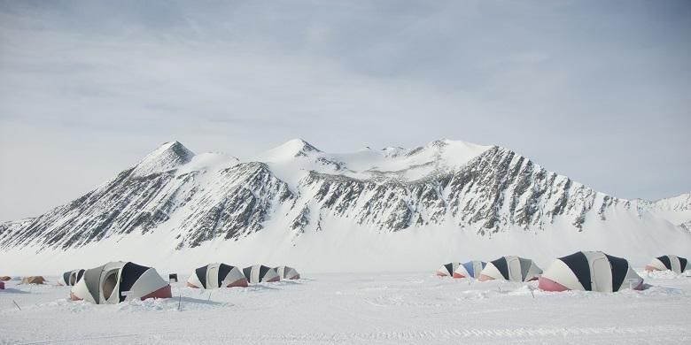 Gunung Vinson Massif di Benua Antartika.