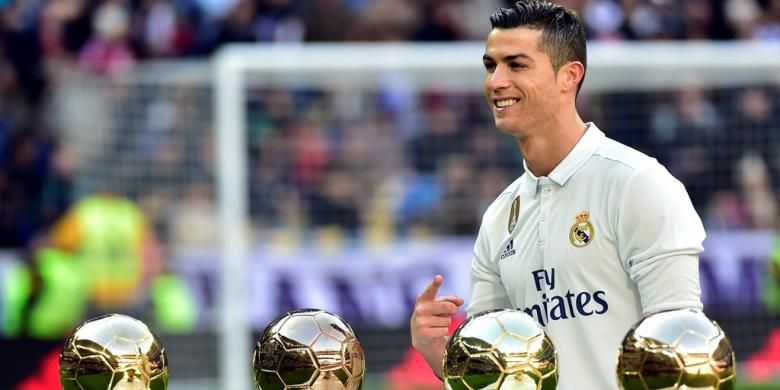 Cristiano Ronaldo memamerkan empat gelar Ballon dOr sebelum Real Madrid melawan Granada pada partai lanjutan La Liga di Stadion Santiago Bernabeu, Sabtu (7/1/2017).