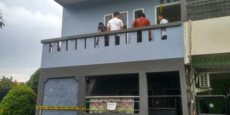 Polisi memeriksa kamar kost tempat ditemukannya Tri Ari Yani Puspo Arum (22) yang ditemukan tewas di sebuah rumah kost di Jalan H Asmat Ujung, Perumahan Kebon Jeruk Baru, Jakarta Barat, Senin (9/1/2017).