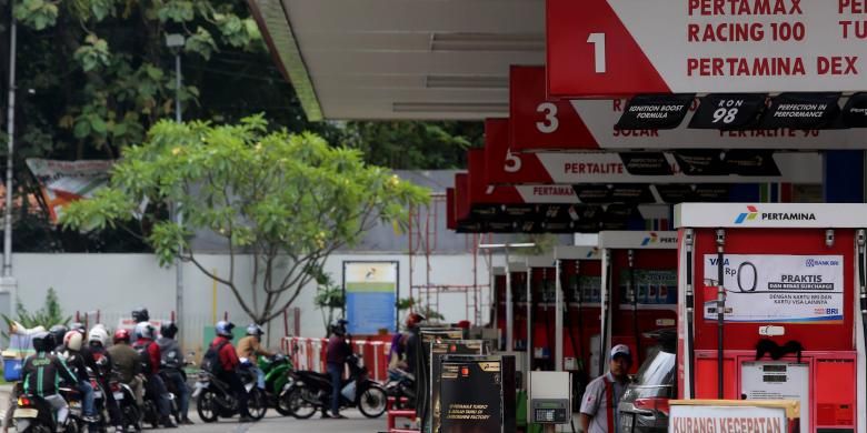 Sejumlah pengendara mengisi bahan bakar di SPBU Kuningan, Jakarta Selatan, Senin (9/1/2017). 