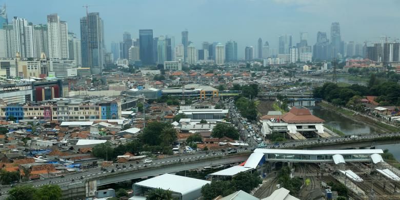 Jakarta yang tak lagi punya proporsi ruang hijau dan biru melebihi bangunan dan jalanan, Senin (9/1/2017). 