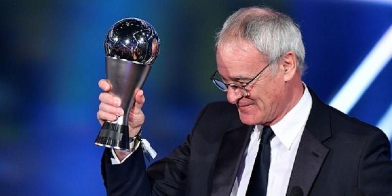 Claudio Ranieri meraih penghargaan Pelatih Terbaik Dunia 2016 pada FIFA Gala di Zurich, Senin (9/1/2016). 