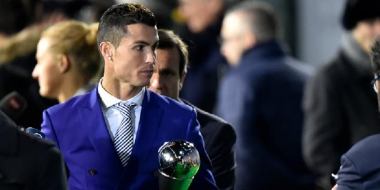 Cristiano Ronaldo melayani permintaan foto seusai menerima penghargaan Pemain Terbaik FIFA 2016 di Zurich, Senin (9/1/2017). 