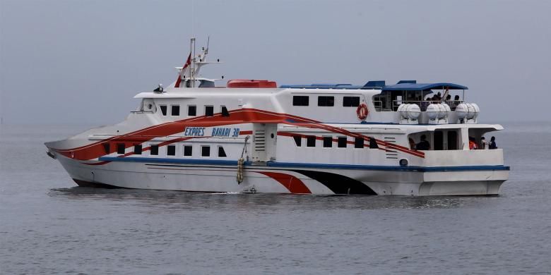 Kapal PT Pelni KM Express Bahari 3B dengan tujuan Kepulauan Seribu di Pelabuhan Sunda Kelapa, Jakarta Utara, Selasa (10/1/2017)