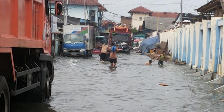 Banjir rob yang sedang terjadi di Kelurahan Muara Angke, Penjaringan, Jakarta Utara, Selasa (10/1/2017). Ketinggian banjir rob di Muara Angke terpantau mencapai sekitar 5 sentimeter. Banjir rob menyebabkan tergenangnya jalan akses yang menghubungkan Pasar Muara Angke dengan Pelabuhan Kali Adem.
