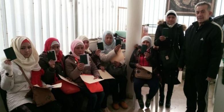 Ketujuh TKI asal Indonesia yang dikeluarkan dari Aleppo saat berada di KBRI Damaskus, Suriah.