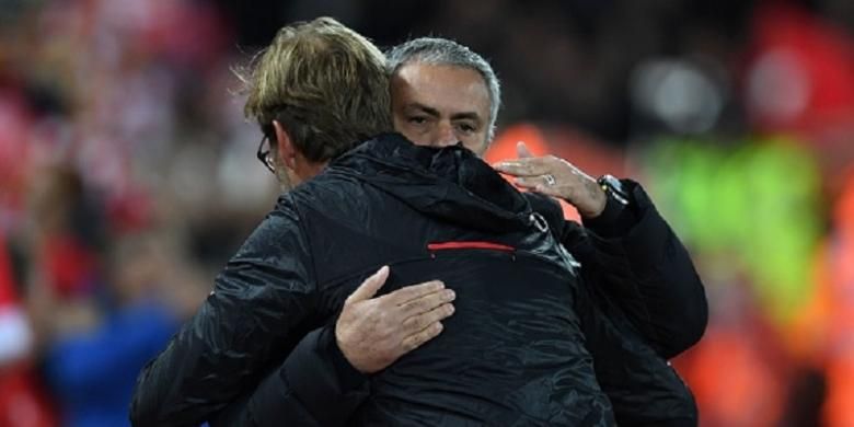 Jose Mourinho dan Juergen Klopp berpelukan jelang laga Liverpool vs Manchester United di Anfield pada 17 Oktober 2016. 