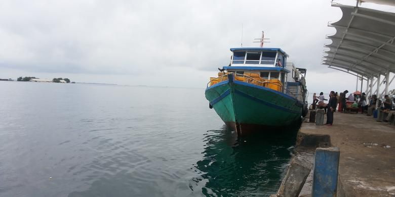 KM Rindu Alam saat tengah bersandar di Dermaga Pulau Pramuka, Kabupaten Kepulauan Seribu, Selasa (10/1/2017). Kapal ini adalah kapal yang melayani penyeberangan menuju Pelabuhan Kali Adem, Muara Angke, Jakarta Utara.