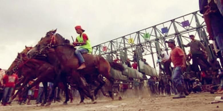 Suasana Pacuan Kuda Tradisional Gayo di Lapangan Sengeda, Kabupaten Bener Meriah, Aceh, Senin (9/1/2017).
