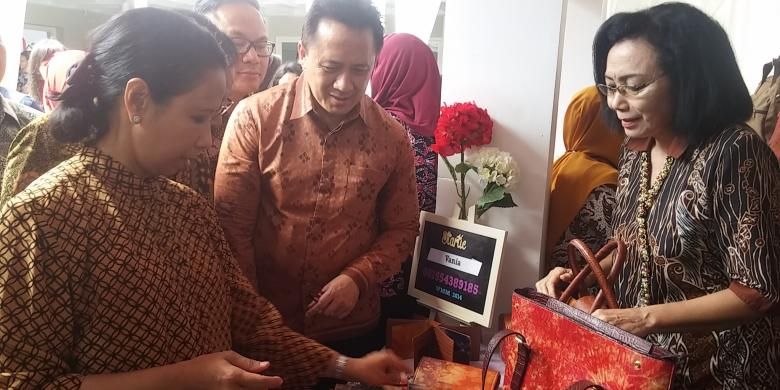 Menteri BUMN Rini Soemarno meninjau stand di rumah kreatif Surabaya, Rabu (11/1/2017)