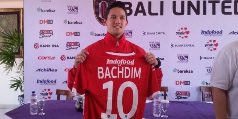 Irfan Bachdim memegang jersey Bali United pada sesi perkenalan dengan media di Restoran Bebek Bengil, di Jalan Raya Kuta, di Tuban, Bali (12/1/2017).