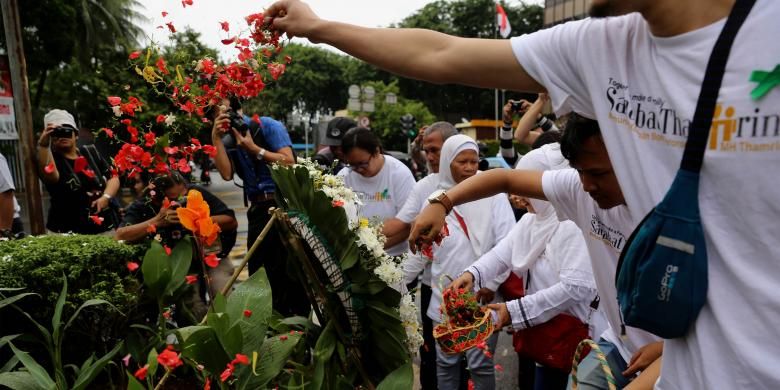 Massa yang tergabung dalam Sahabat Thamrin, Yayasan Penyintas, dan Aliansi Indonesia Damai (AIDA) melakukan tabur bunga di Sarinah, Thamrin, Jakarta, Sabtu (14/1/2017). Mereka mengenang kembali aksi terorisme yang terjadi siang hari tepat setahun lalu.