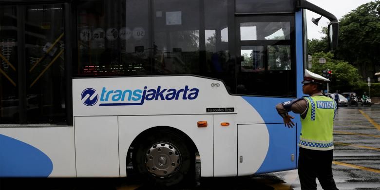 Bus transjakarta melintas di Jalan MH Thamrin, Sarinah,  Jakarta Pusat, Sabtu (14/1/2017). 