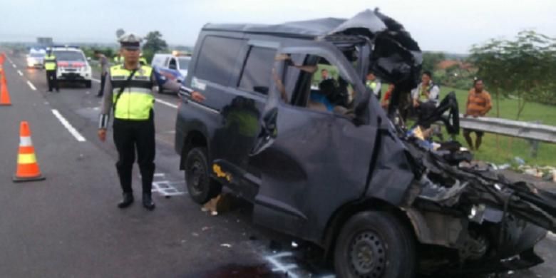 Kondisi mobil Daihatsu Luxio yang ringsek dalam kecelakaan maut di Tol Cipali, Minggu (15/1/2017) dini hari.