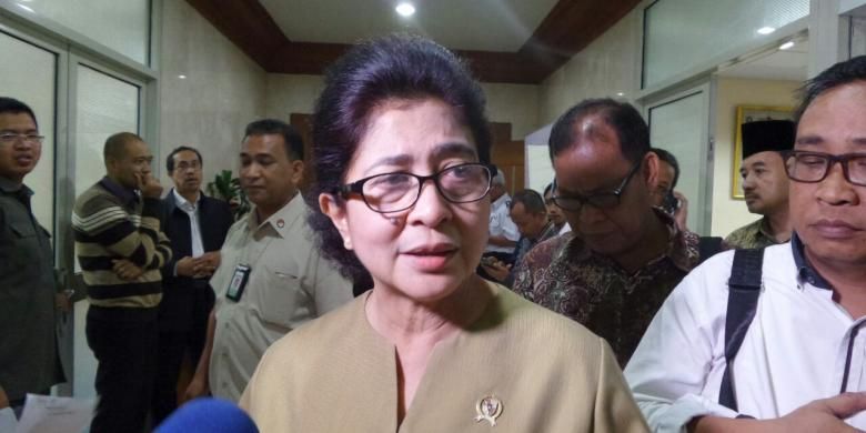 Menteri Kesehatan Nila Djuwita F Moeloek di Kompleks Parlemen, Senayan, Jakarta, Senin (16/1/2017)