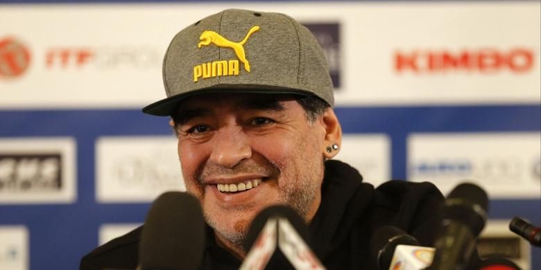 Eks pemain tim nasional Argentina dan Napoli, Diego Maradona, menghadiri sesi konferensi pers di Naples, Italia, Minggu (15/1/2017).