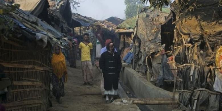 Banyak warga Rohingya yang mengungsi ke negara tetangga, Banglades, untuk menyelamatkan diri.
