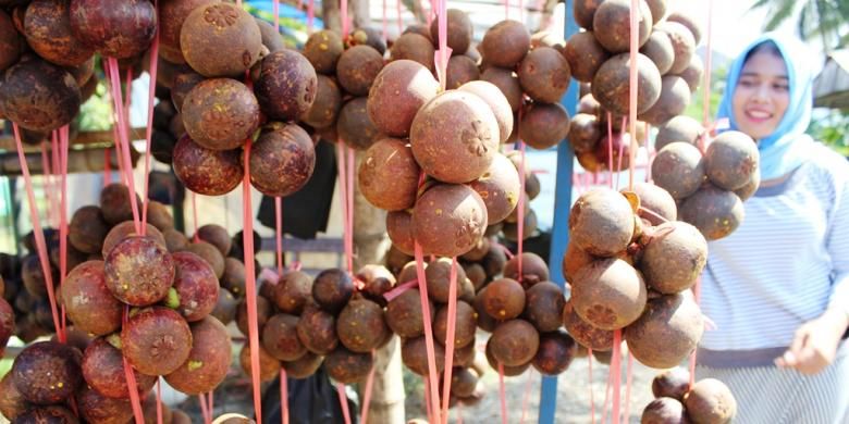 Pedagang buah manggis di Desa Ulee Glee, Kecamatan Bandar Dua, Pidie Jaya, Aceh, Rabu (18/1/2017).