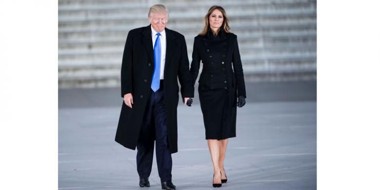 Donald Trump dan Melania Trump di Lincoln Memorial.