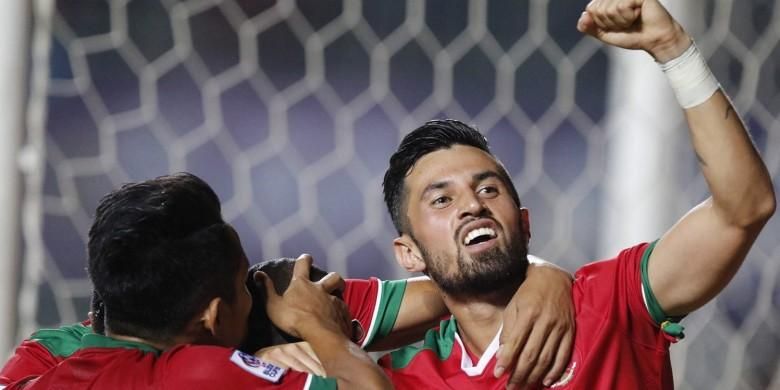 Gelandang tim nasional Indonesia, Stefano Lilipaly (kanan), merayakan gol rekan setimnya pada laga semifinal pertama Piala AFF 2016 kontra Vietnam, di Stadion Pakansari, Cibinong, Kabupaten Bogor, Sabtu (3/12/2016).