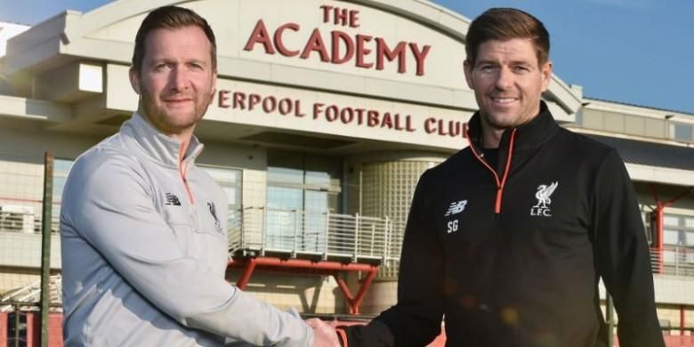 Steven Gerrard (kanan) dan Direktur Akademi Liverpool. Alex Inglethorpe, seusai penunjukan Gerrard sebagai pelatih akademi.