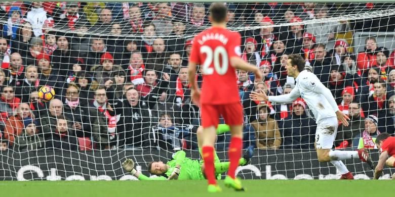 Fernando Llorente merayakan gol Swansea City ke gawang Liverpool pada partai lanjutan di Stadion Anfield, Sabtu (21/1/2017).