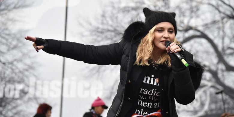 Penyanyi Madonna berorasi di panggung unjuk rasa Womens March di Washington DC, AS, Sabtu (21/1/2017).