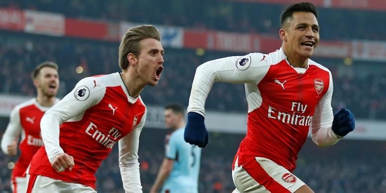 Luapan kegembiraan Alexis Sanchez (kanan) seusai membawa Arsenal menang 2-1 atas Burnley di Stadion Emirates, Minggu (22/1/2017). 