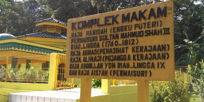 Komplek Makam Raja Hamidah (Engku Puteri) di Pulau Penyengat, Provinsi Kepulauan Riau, Sabtu (14/1/2017). Pulau Penyengat dikenal sebagai destinasi wisata religi dan wisata sejarah rumpun Melayu.