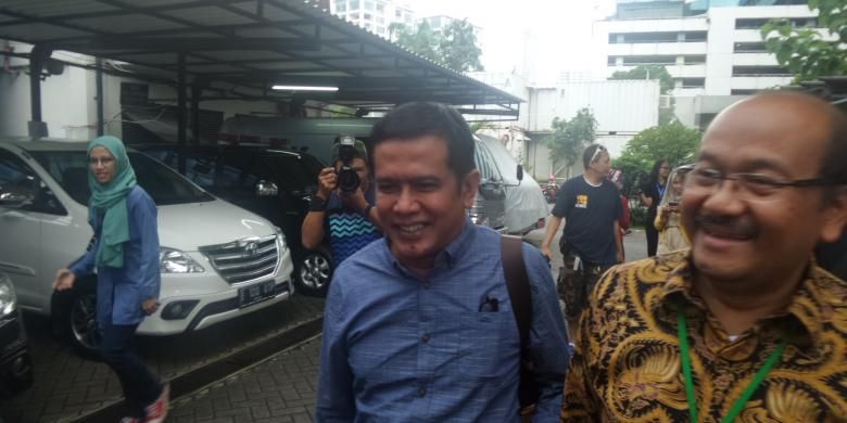 Bupati Nganjuk Taufiqurrahman didampingi pengacara seusai diperiksa sebagai tersangka di Gedung KPK Jakarta, Selasa (24/1/2017).