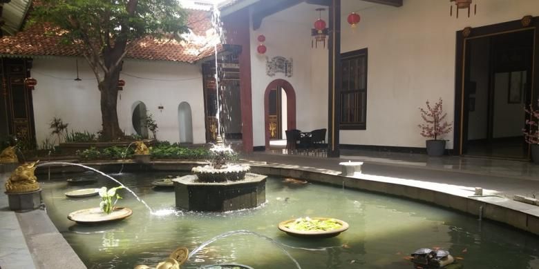 Sebuah taman air menambah kesejukan suasana di dalam gedung Candra Naya atau Rumah Mayor yang terletak di kawasan Gajah Mada, Jakarta Barat. Gedung ini sudah berusia ratusan tahun dan dulunya dimiliki seorang pengusaha China sukses, Khouw Kim An yang kemudian diangkat sebagai Mayor oleh pemerintah Hindia Belanda.
