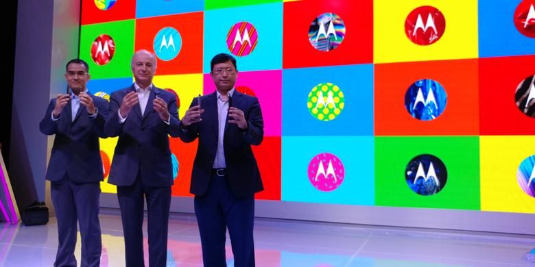 (ki-ka) Adrie Suhadi, Country Lead Lenovo Mobile Business Group; Aymar de Lencquesaing, Chairman &President Motorola Mobility; dan Dillon Ye, Vice President Lenovo saat acara peluncuran Moto Z di Jakarta, Rabu (25/1/2017)