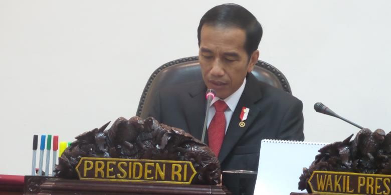 Presiden Joko Widodo saat memimpin rapat terbatas membahas masalah penyelundupan di Kantor Presiden, Jakarta, Rabu (25/1/2017).