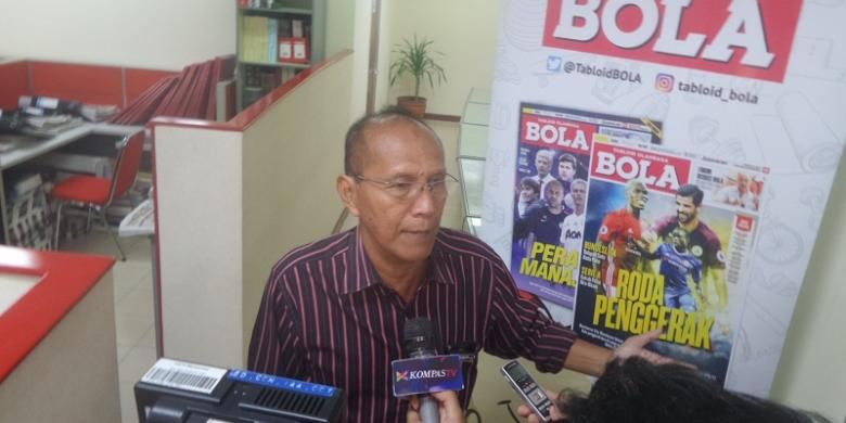 Pelatih Persita Tangerang, Bambang Nurdiansyah, diwawancarai awak media seusai menjadi pembicara dalam Forum Diskusi BOLA di Kantor Redaksi Tabloid BOLA, Rabu (25/1/2017).
