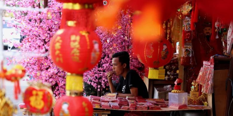 Pedagang pernak-pernik Tahun Baru China atau Imlek di Pasar Glodok di kawasan Pecinan Petak Sembilan, Taman Sari, Jakarta Barat, Rabu (25/1/2017). Aktivitas ekonomi di Pasar Glodok menunjukkan peningkatan dan para pedagang sudah menjajakan berbagai kebutuhan perayaan menjelang Imlek 2568 pada 28 Januari 2017.