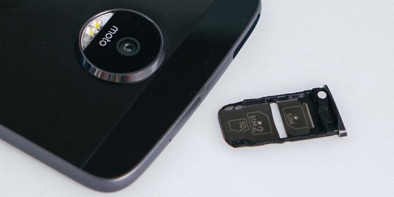 Moto Z memiliki dua slot SIM card. Slot SIM card kedua berperan ganda sebagai slot micro-SD.