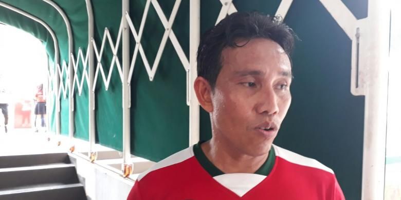 Bima Sakti, yang ditunjuk sebagai asisten pelatih timnas mendampingi Luis Milla, mengikuti laga amal di Stadion Pakansari, Cibinong, Jumat (27/1/2017).