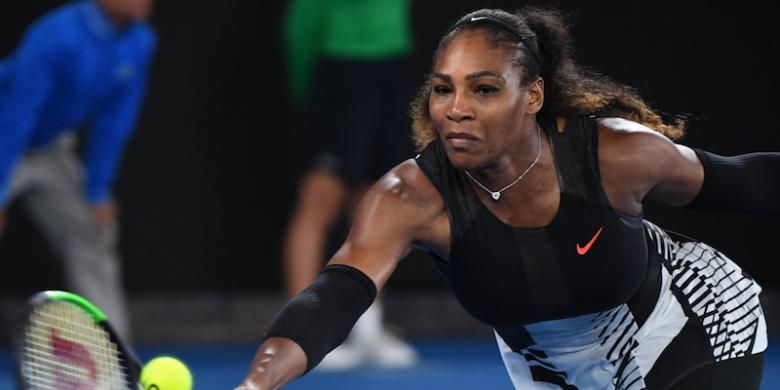 Petenis Amerika Serikat, Serena Williams, mengembalikan bola pukulan sesama pemain Amerika Serikat, Venus Williams, pada laga final Australia Terbuka 2017 di Melbourne Park, Melburne, Sabtu (28/1/2017).