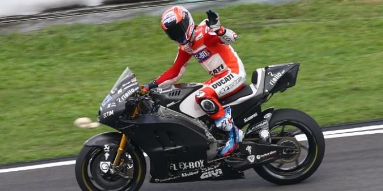 Pebalap penguji Ducati Team asal Australia, Casey Stoner, melambai saat melakukan tes di Sirkuit Sepang, Malaysia, Senin (30/1/2017).