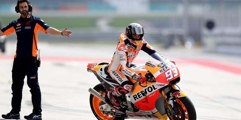 Pebalap Repsol Honda asal Spanyol, Marc Marquez, keluar dari pit saat hari pertama tes pramusim MotoGP 2017 di Sirkuit Sepang, Malaysia, Senin (30/1/2017).