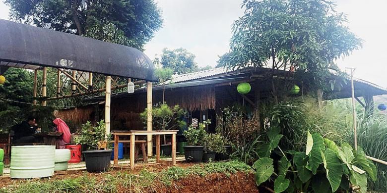 Pengunjung menikmati sajian di Kedai Warung Langit di Desa Ciburial, Kecamatan Cimeyan, Kabupaten Bandung, Jawa Barat, Minggu (15/1/2017).