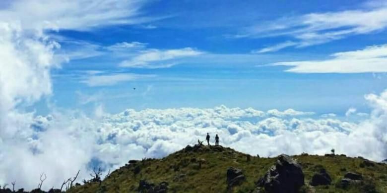 Dua pendaki tengah menikmati panorama di puncak Gunung Bawakaraeng, Kabupaten Gowa, Sulawesi Selatan. Selasa, (31/1/2017).