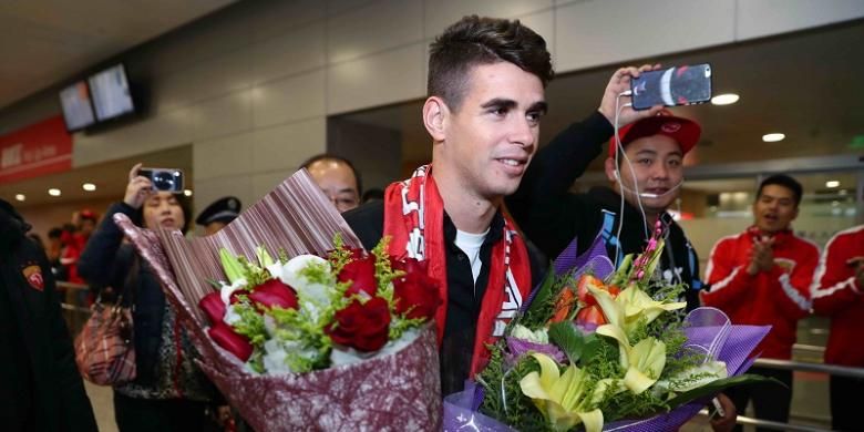 Pemain asal Brasil, Oscar, saat tiba di Shanghai, China dan mendapatkan sambutan dari para pendukung Shanghai SIPG, 2 Januari 2017.