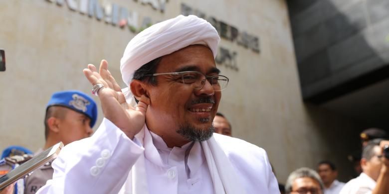 Pimpinan Front Pembela Islam, Rizieq Shihab tiba di Kantor Direktorat Reserse Kriminal Umun, Polda Metro Jaya, Jakarta, Rabu (1/2/2017).